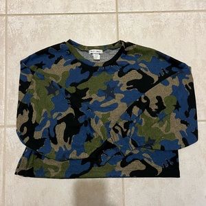 miley + molly lightweight camo sweater - size grande - blue - black - army green